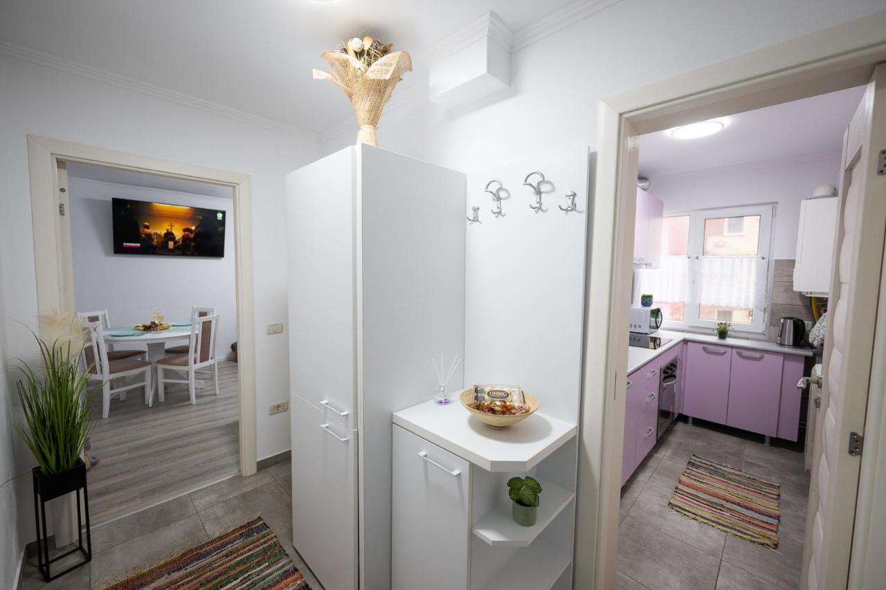 L&R Boutique Apartment Otelu Rosu Exterior photo